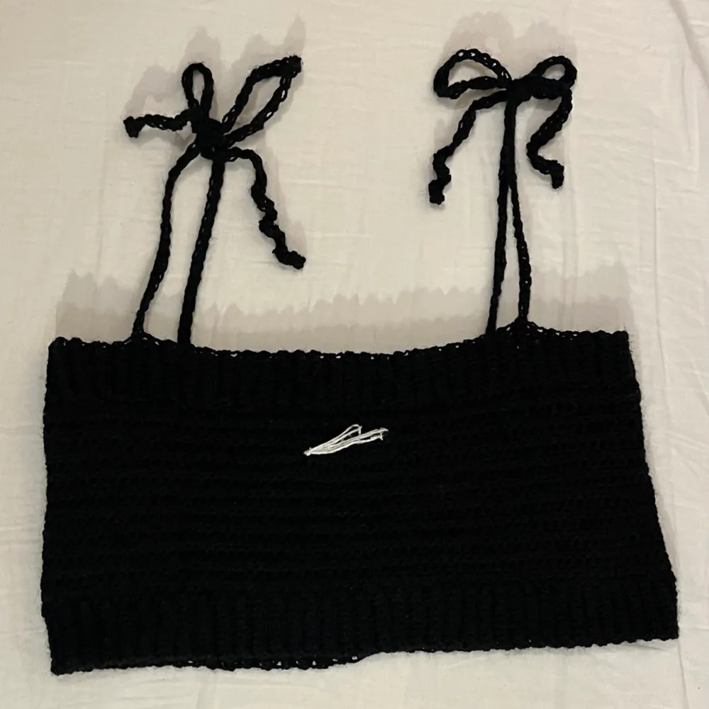 Black tube top with embroidered airplane, crocheted by hand with recycled black yarn. Perfect for any outfit as a layering piece, but also great on its own! 70 cm around, can stretch up until around 94 cm :) (Second pic is from before I added straps). Toppar.