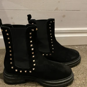 Kängor med nitar - Svincoola skor från sofie schnoor! Bara använda en gång men hann dra på en liten fläck men tror den går bort om man skrubbar lite <3