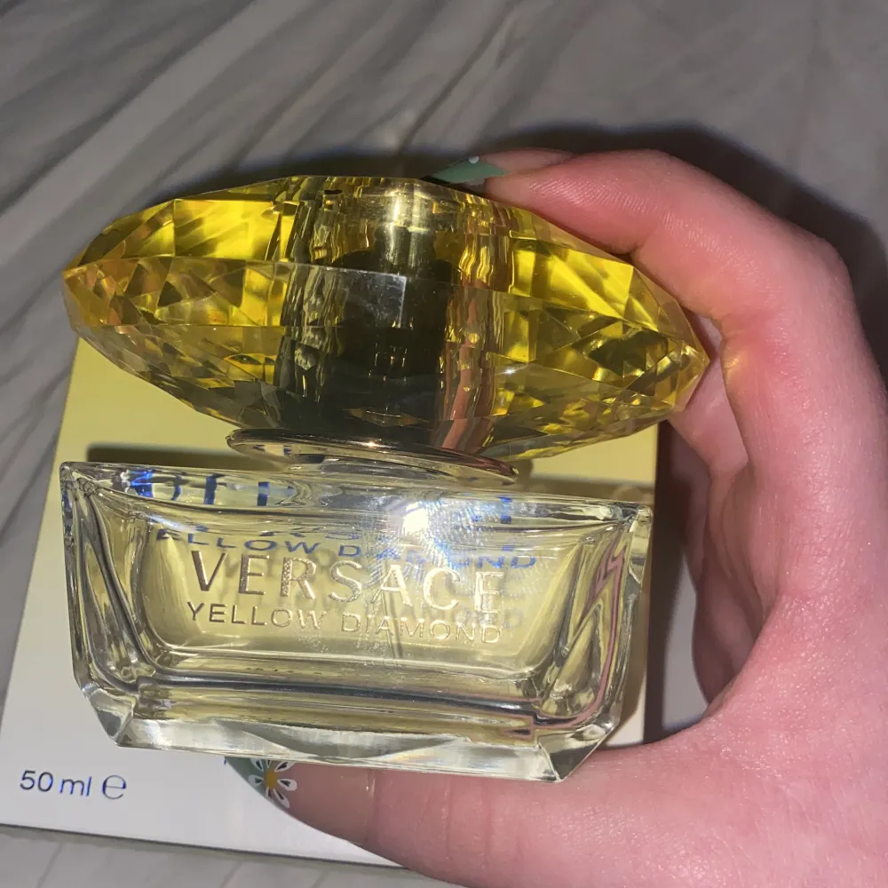 Hej❤️ jag säljer nu min nya Versace parfym och paketet ingår❤️ den är full och jag säljer för jag använder den inte ❤️ hör av dig om du är intresserad ❤️. Övrigt.