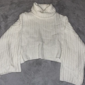 Stickad polotröja - Vit stickad polotröja från Ginatricot. Den är lite vidare i ärmarna och lite kortare i magen.