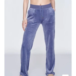 grey blue juicy - Säljer nu mina juicy couture byxor i färgen grey blue. Säljer pga har redan 3 andra och behöver pengar. ganska använda men fortfarande jättefina! skriv ifall ni har frågor eller vill ha fler bilder på dem:) 