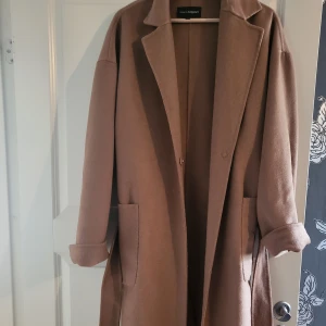 Ullkappa - Superfin, tunn ullkappa, perfekt för vår och höst. 30 % ull. Kappahl.