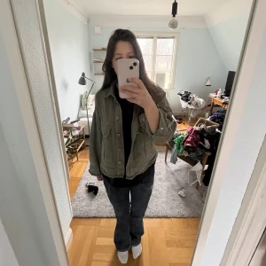 Grön tygjacka - Fin jacka bra till vår! Bra skick inga fel!