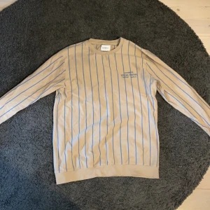 Sweatshirt från woodbird - Fett cool tröja från woodbird. Står L på lappen men passar en S eller M. Är för liten på mig så därför nästan oanvänd. Fett coolt underrated märke, rekommenderar det starkt. Skriv om det är några frågor😘