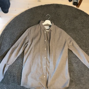 Les Deux skjorta  - Tunn bomullsskjorta perfekt till sommaren. Nästan oanvänd då den egentligen är för liten på mig(som är 190 cm). Inga slitage eller liknande. Skriv om du vill ha fler bilder eller har några frågor. Från märket Les Deux, köpt på Gräs i Linköping. 