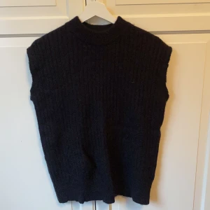 Stickad NAKD - Stickad väst från NAKD