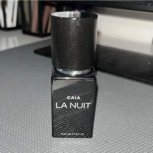 15 ml La Nuit från Caia. Enbart luktat på den så den är full, va inte min doft☺️ Toppnoter: Mandarin och persika  Hjärtnoter: Ros, natthyacint, svart viol, balsamico och mjukt blommig  Basnoter: Vanilj, patchouli, trä, mysk och kanel