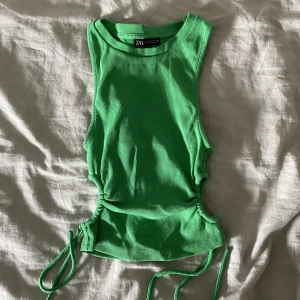 Grön topp  - En grön ribbad topp från zara med snörning på sidorna, hur fin som helst men kommer helt enkelt inte till användning så mycket som den förtjänar🌛🌛🌛