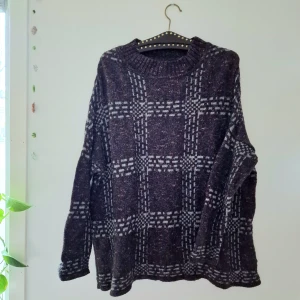 Mjuk stickad tröja - Supermjuk stickad tröja från den danska företaget soulmate. En av de gosigaste tröjorna som kommer göra att du vill gå och klappa på dig själv 🤍 Grå med ljusblått mönster. Nypris ca 1100:-