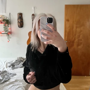 Velourtopp - Mysig topp i velourmaterial från Bohoo i strl M, men passar mig fint och jag brukar ha xs så spelar inte så stor roll😊Fint skick då den inte är använd så mycket!❤️