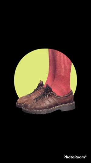 Vintage Dr. Martens Skor - Vintage ’Made in England’ Dr. Martens i brunt läder från 90- talet • Använda och har slitage på sulan, innertyget och snörena • Storlek 40 • Köp mer-betala mindre, kom gärna med prisförslag. FRI FRAKT! ⭐️🌱