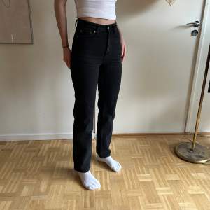 Svarta jeans från weekday modell Voyage, tror storleken är W24L30, knappt använda då de är för små. Köpta för 500 säljer för 200