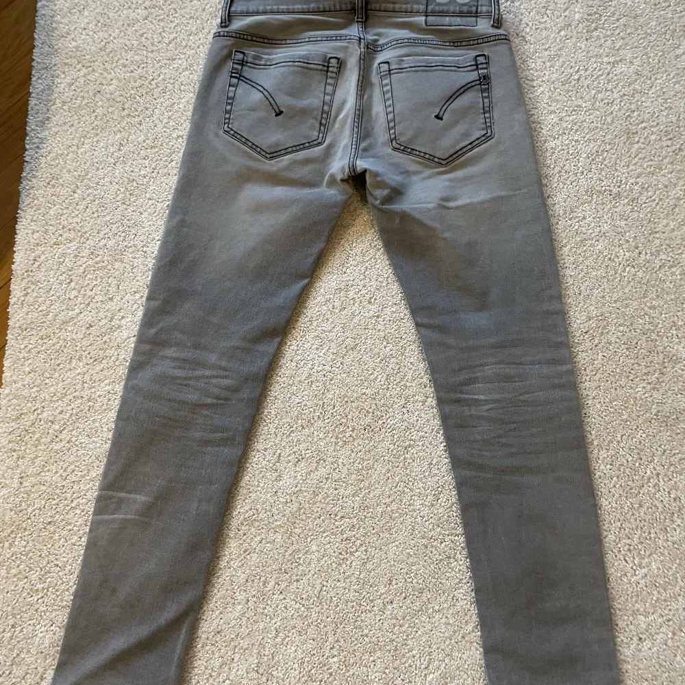 Säljer mina dundop jeans i storlek 32. Fint skick på dem och nypris är 2800 kr. Jeans & Byxor.
