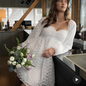 Klänning  - Säljer denna otroligt fina klänningen som är helt slutsåld från NA-KD🤩🤩 passar perfekt till studenten💕 helt ny, oanvänd och med prislapp kvar💕 har både i storlek 32 och 34💕 skriv vid intresse!!! (Budgivning vid fler intresserade)