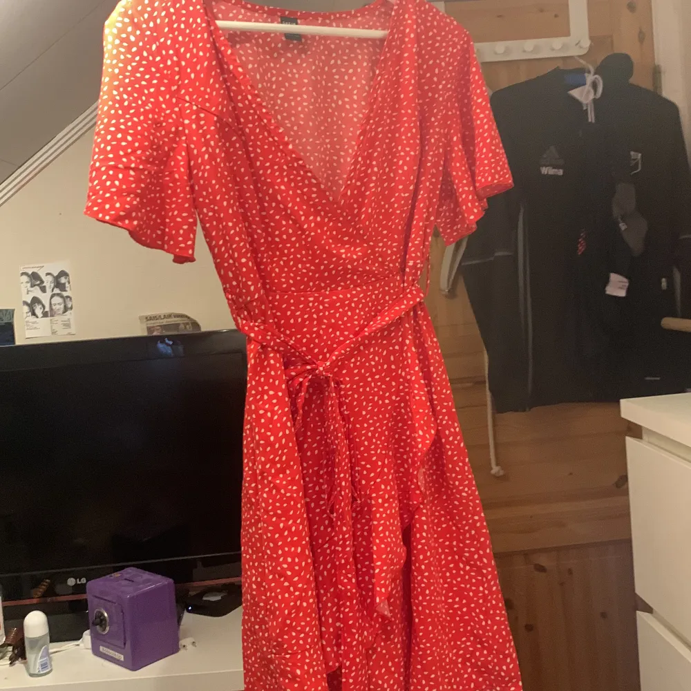 Hej!  Jag säljer denna för 120kr, denna klänningen kommer från shein men den passar mig inte, så jag tänker sälja denna vidare. . Klänningar.