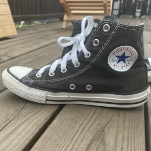 Converse - Hej! Säljer dessa knappt använda conversen, okej skick! Storlek 35 Pris kan diskuteras!