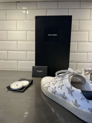 Saint Laurent  - Saint Laurent skor storlek:43 skick: 9/10 (med box, snöre äktahets certifikat) färg: vit vårt pris: 2200 retail:5600