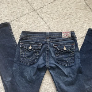 True religion jeans  - Supersnygga lågmidjade true religion jeans! Inga defekter och mycket fint skick. Köpte dessa för 800kr secondhand. Säljer pga för stora i midjan för mig. Innerbenslängden: 84cm Midjemått: 42cm tvärsöver  Skulle säga att de är som 38/40 i eu storlek<3