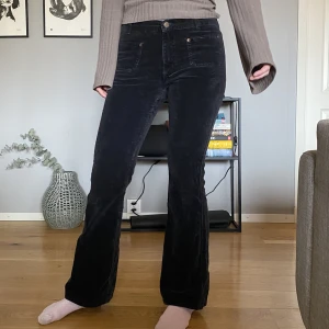 Wrangler byxor - Lågmidjade bootcut byxor från Wrangler. Storlek 30/32 men passar mig som har 27-28 i midja❤️
