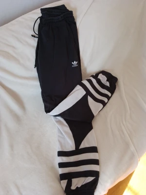 Adidas byxor  - Adidas dam byxor 