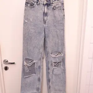 Straightleg jeans med hål från HM i storlek 34. Säljer för att dem sitter lite stort på mig. I gott skick. Säljer för 100 kr + frakt.