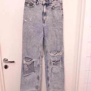 Straightleg jeans  - Straightleg jeans med hål från HM i storlek 34. Säljer för att dem sitter lite stort på mig. I gott skick. Säljer för 100 kr + frakt.