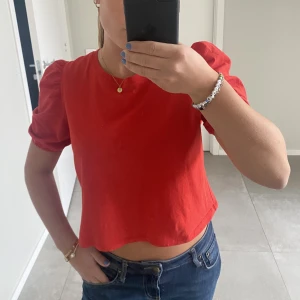 Röd topp  - Säljer denna jättefina röda toppen med puffärm från Zara! 💋 Perfekt nu till vår och sommar! 