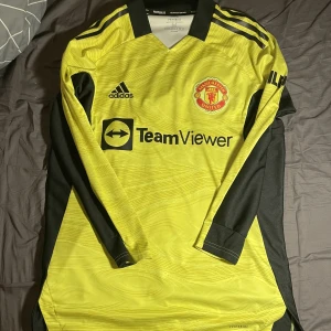 Man Utd 2021-2022 Home Goalkeeper Shirt (Yellow)  - Säljer Man Utd 2021-2022 Goalkeeper tröja, skick 9/10 har använts 3-5 gånger, köpt på unisport för 1200 