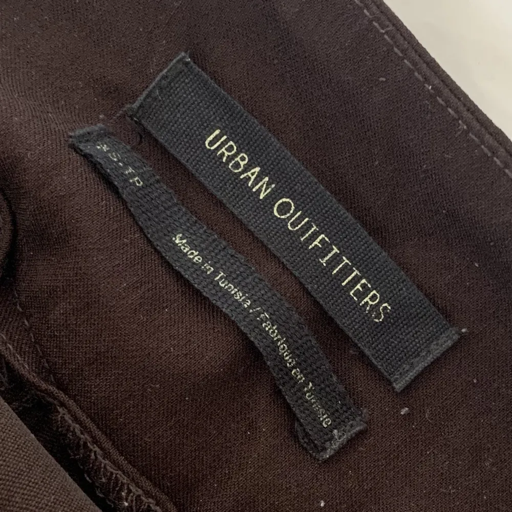Lågmidjade bootcut kostymbyxor bruna från Urban outfitters. Strl s. Jag är 165 cm, passar mig men även längre. Använd några få gånger, bra skick. Nypris: 600 kr Säljer för: 300 kr. Jeans & Byxor.