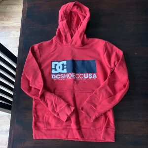 DcshoecoUSA hoodie röd - En röd dcshoecousa hoodie i storlek 12 år