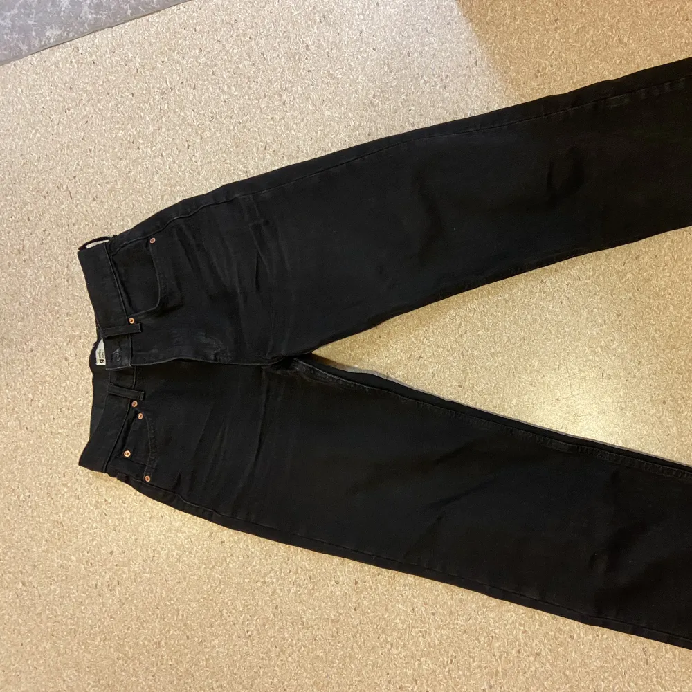 Svarta raka jeans från Gina tricot. Storlek 34 och jag är ca 168 cm. Väldigt bra skick utan några som helst slitningar. Säljer eftersom de är lite för små. . Jeans & Byxor.