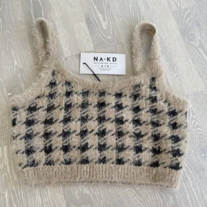 Topp Houndstooth - Säljer min nästintill oanvända topp från na-kd med houndstooth mönster, storek s. Nypris 199kr
