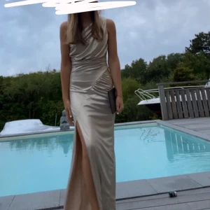 Balklänning - Säljer min jätte fina oanvända balklänning. Köpt för ca 1 år sedan på Zalando för 675kr.