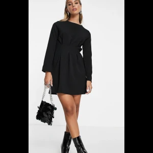 Klänning - Effortlessly snygg klänning från Asos💓 Aldrig använd, bara provad. Säljer för att jag tyvärr missade retur datumet, och har några andra klänningar från den ordern så checka in min profil. Möts helst upp i Göteborg men kan även frakta<3