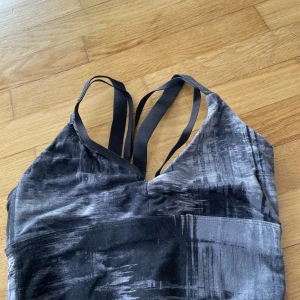 Yogatopp  - strl xs,  Färg: Grå Skick: knappt använd då den känns liten på mig. 