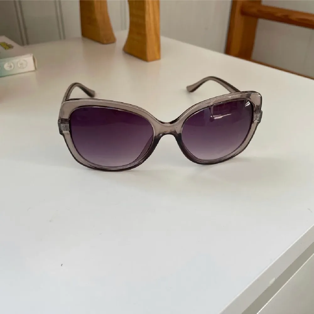 Säljer mina solglasögon från Cubus. Knappt använda och väldigt bra skick! Kom privat för fler frågor! 💞. Accessoarer.