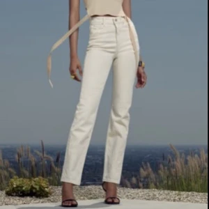 Jeans - Naturfärgade jeans från Zara. Inköpta förra sommaren, använda en gång så dem är i nyskick. Storlek 36. Nypris 399kr. 
