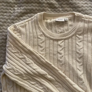 Kabelstickad tröja - Superfin i nyskick från märket vila ! Storlek L men skulle säga att de hellre är M, köpt för över 300kr
