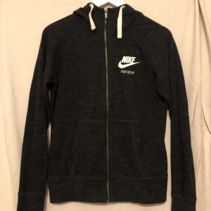 Nike tröja zip up  - mjuk och tunn tröja från Nike 