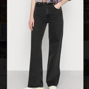 Svarta Snygga jeans  - Säljer dessa super snygga svartgråa jeans från weekday i modellen Ace som inte säljs längre. De är i toppen skick och sitter super snyggt på! Stl 27/32. Säljer pga det tyvärr blivit för små för mig, hör av dig vid frågor💗 