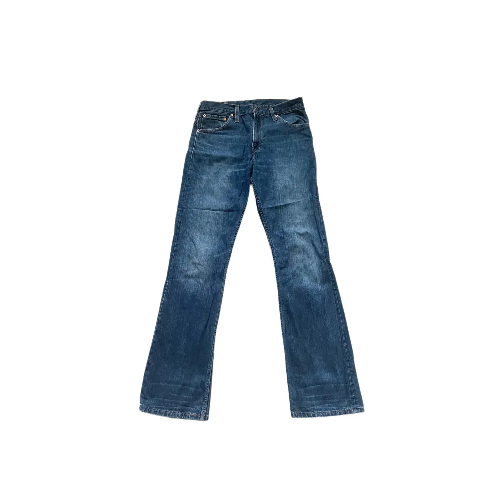 Säljer dessa snygga Levis jeans då de inte kommer till användning längre. Modellen är bootcut med lite ”baggy” fit. Kvalitetén är superbra trots att de har några år på nacken. Innerbenslängden är 84cm  Midjemåttet är 43cm tvärsöver  W31 L34 ⚡️💫. Jeans & Byxor.