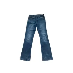 Säljer dessa snygga Levis jeans då de inte kommer till användning längre. Modellen är bootcut med lite ”baggy” fit. Kvalitetén är superbra trots att de har några år på nacken. Innerbenslängden är 84cm  Midjemåttet är 43cm tvärsöver  W31 L34 ⚡️💫