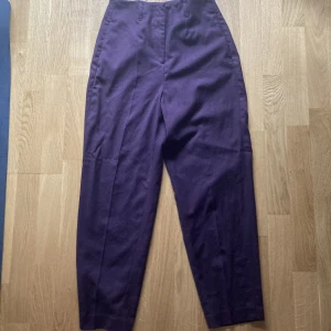 Chinos / finbyxor  - Jättefina byxor i en vinröd färg! I bra skick 🌸från H&M 