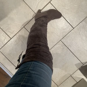 Stövlar! - Fina klackskor/stövlar i storlek 39 Aldrig använda!!🤍🤍🤍  65cm i höjd