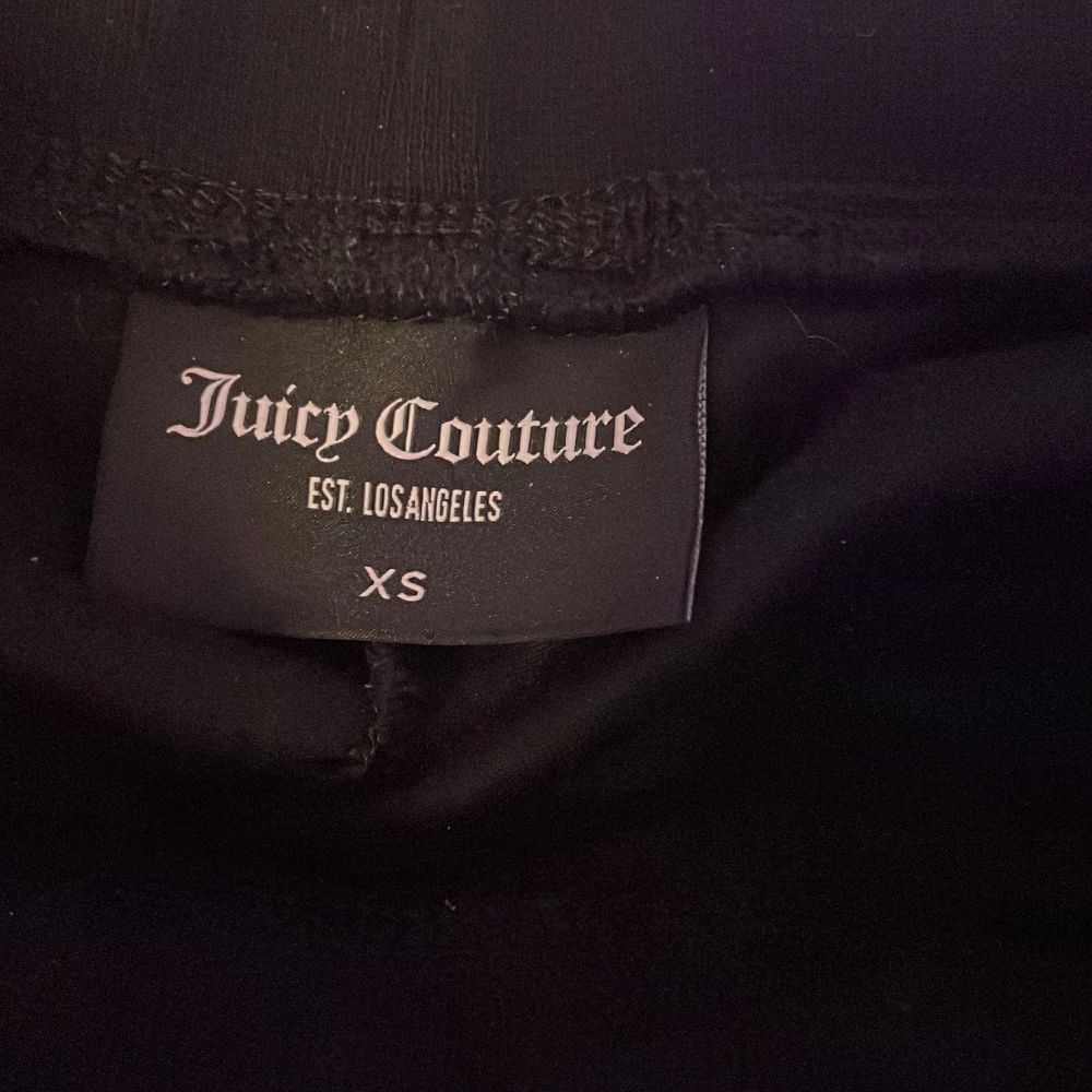 Hej, jag säljer nu mina juicy couture byxor i storlek XS (svarta). Jättebra skick och inte trasiga någonstans. Bra längd på mig på mig som är 168 cm lång💓. Köpt från Juicy coutures hemsida. Gör inga byten☺️. Jeans & Byxor.