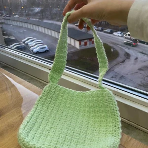 Väska - Denna fina väskan har jag virkat. Du kan få plats med en mobil, hörlurar, nycklar, små saker. Men den årkar inte med något tungt. För mer information kontakta mig. ❤️✨