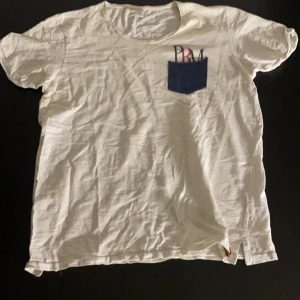 Vit/lätt beige jack&jones t shirt  - Ganska tunn Jack&Jones premium t-shirt i vit/beige, kan se lite beige ut i vissa ljus