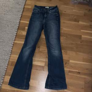 Low/mid waisted bootcut,flared jeans som är skit snygga på❣️ Dem är stretchiga o passar bra