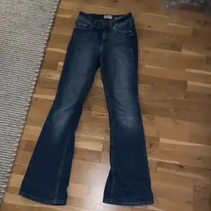 Low/mid waisted bootcut,flared jeans som är skit snygga på❣️ Dem är stretchiga o passar bra