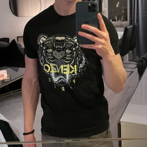 Kenzo t-shirt - Svart Kenzo t-shirt i 10/10 skick, inga förslitningar eller liknande☺️